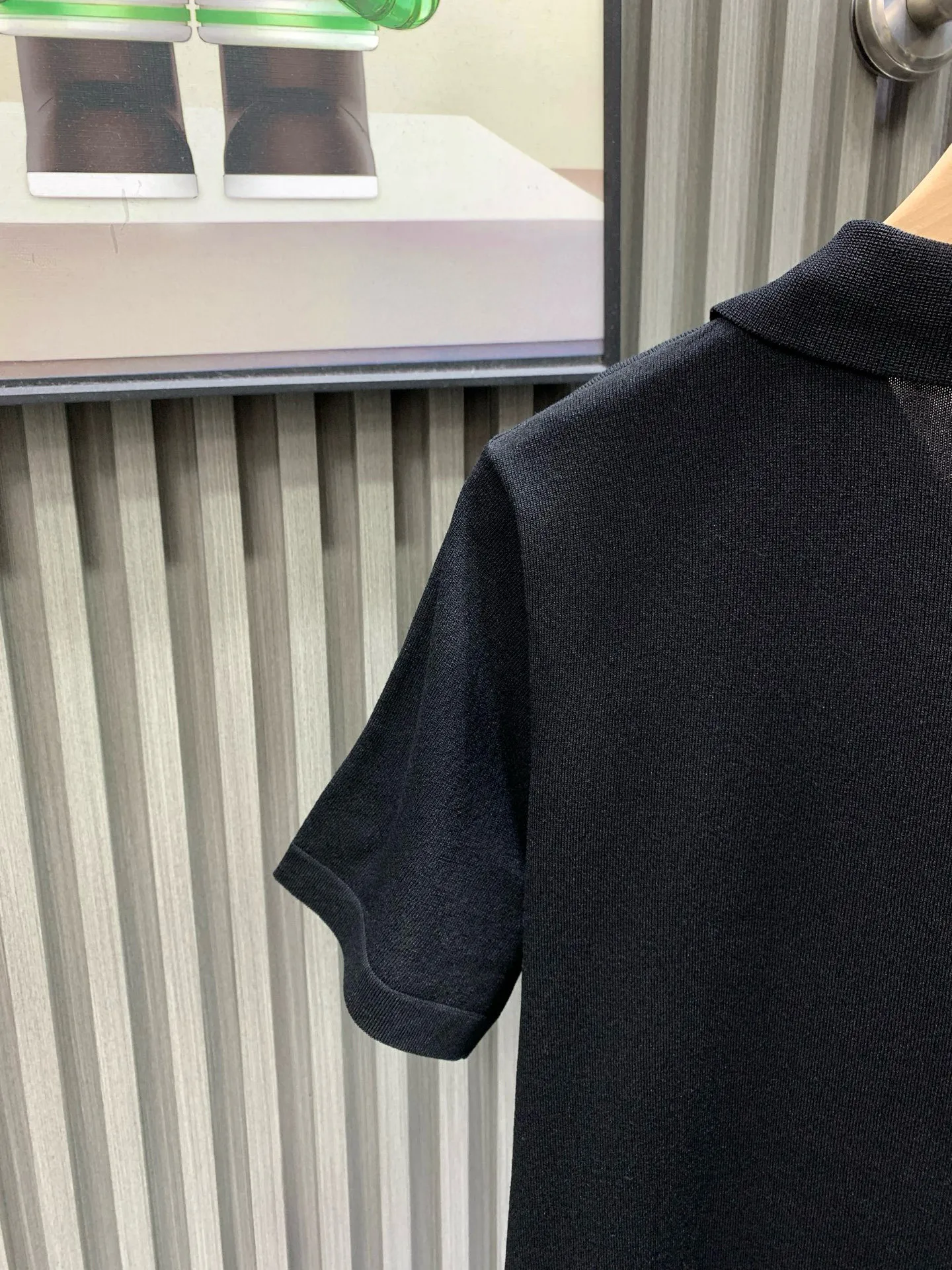 🅿️270 🀄️ louisvuitton Louis Vuitton lv2025ss new embroidered logo couple casual polo shirt short-sleeved T-shirt. The counter restores the top replica. The style is very good for business commuting. Classic polo lapel design. Classic LV letter slogan on the chest. Pin embroidery design highlights personality and makes the entire line smoother. The most classic evergreen small label design. Exquisite embroidered logo design on the chest. Pure cotton texture, skin-friendly and comfortable. Suitable for both business and leisure. Pique cotton fabric is more breathable and drier than ordinary knitted fabric. 3D three-dimensional tailoring technology. The upper body has a three-dimensional shape. The embroidery on the chest is full of details. Thousand needle embroidery is three-dimensional and full. Made of 300 grams of cotton pique cotton fabric. Customized buttons. Top quality products.